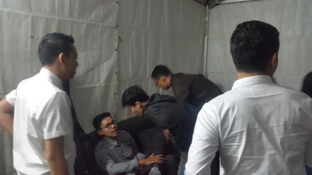 ChemistryWeek's tweet photo. Back on stage, @BatigaOfficial sebentar lagi akan manggung loh! Ayo #batigable merapat ke lapangan UII!!! http://t.co/J8WDKGmnwK