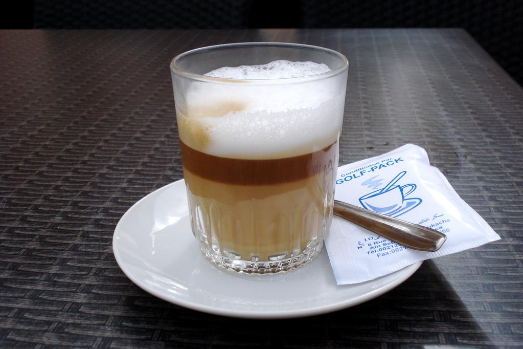 Le blanc c le peuple
Le marron c le PJD
Le beige c le Makhzen
Le verre c le Maroc

Et si ça chauffe, ça va déborder 😒