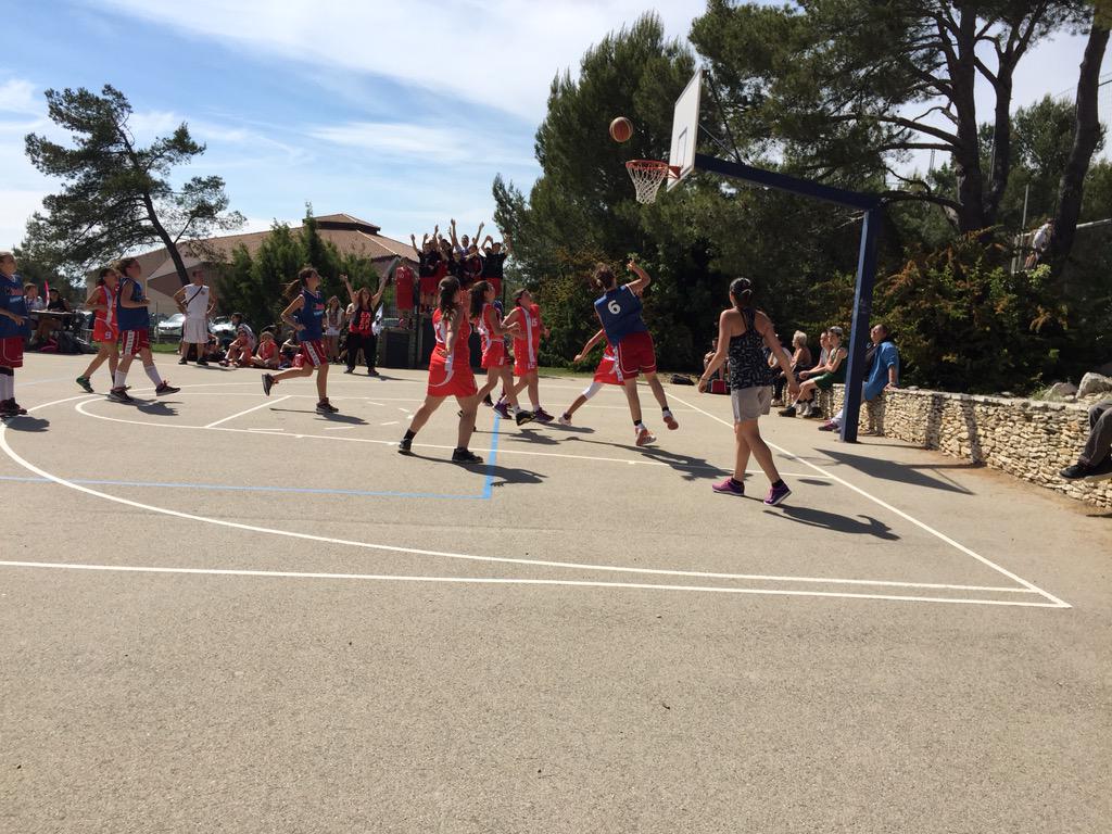 geoff201186's tweet photo. U13F en demi-finales du tournoi international de Venelles. @VitrollesBasket @laurentpouchou http://t.co/lw1DeeKAOW