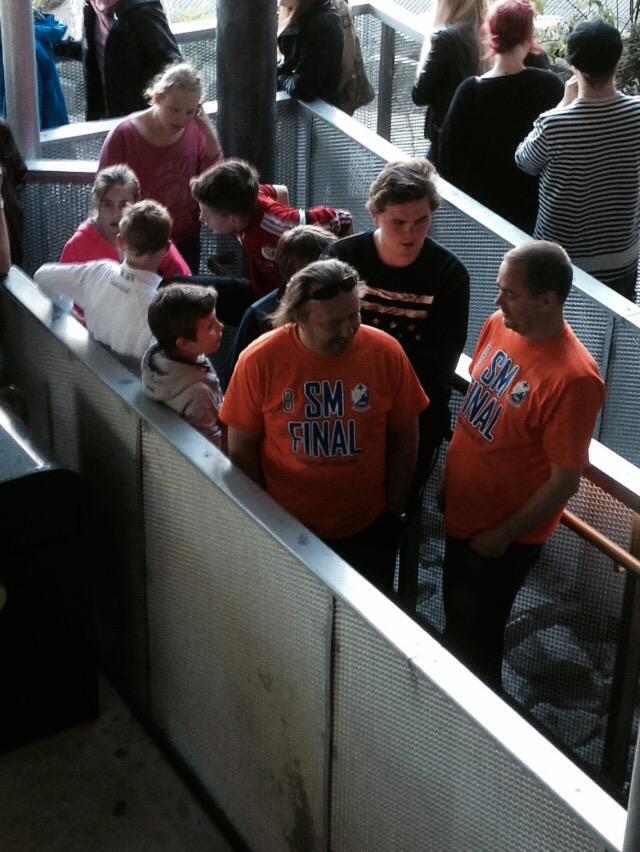 hbanke's tweet photo. För att lätta på adrenalintrycket så är det Helix som gäller för IFK-fans! #smfinal2015 #ifk1899 #jagärorange http://t.co/AGlsDlosaB