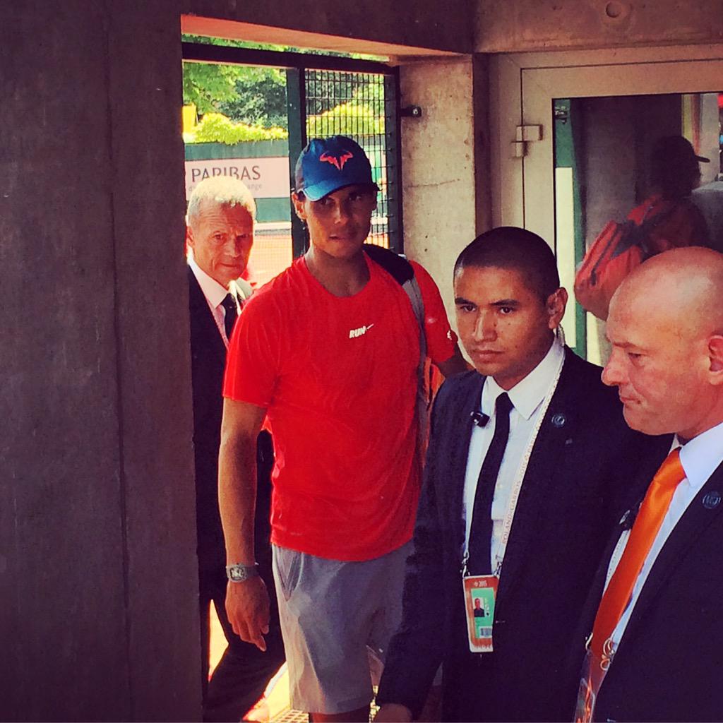gilone_'s tweet photo. Rafa,toujours là pour saluer son public en sortant du court. La classe. #RolandGarros #rolandgarros2015 #RafaelNadal http://t.co/KppUTBPEEo