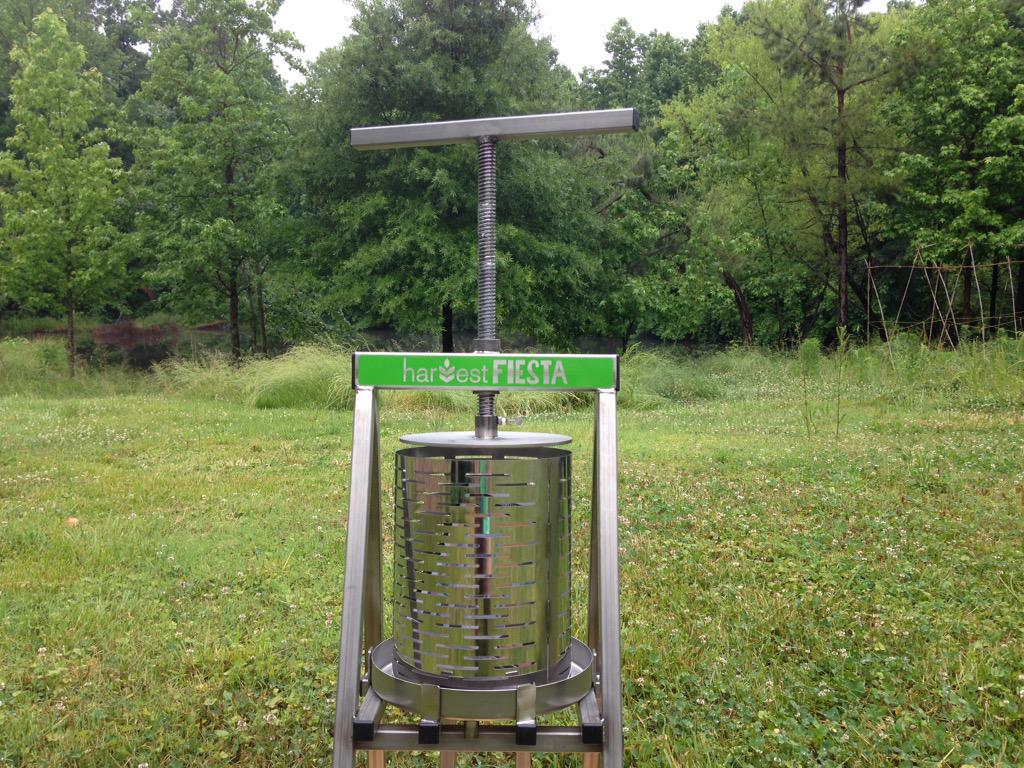 CedarGroveBlue's tweet photo. @RawRutes blueberry juice eta only a few week away #aintthattheberries http://t.co/LVo0AN8vTT