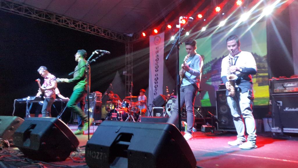 ChemistryWeek's tweet photo. @BatigaOfficial ON STAGE!!! AYO MERAPAT, TIKET MASIH DI BUKA LOH!!! http://t.co/u4SY1na0Hd