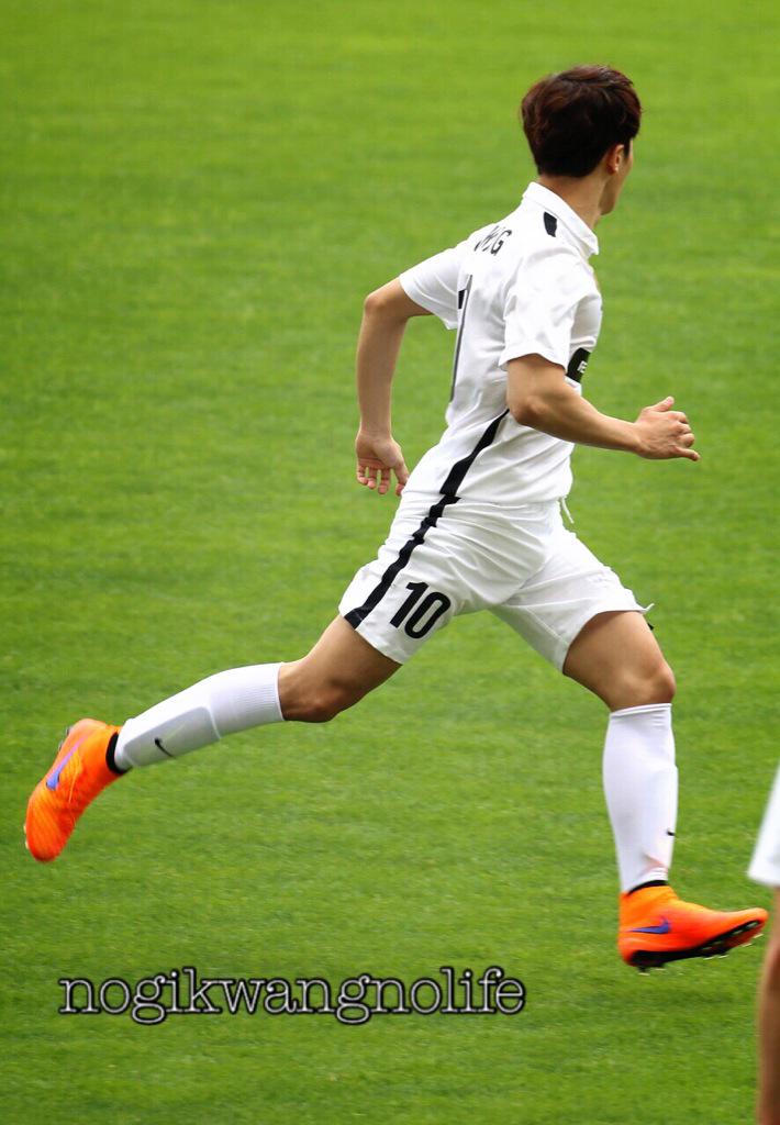 ギグァンあるある Beast Gikwang 悪いけど ペンミ 握手会を経てもなお サッカー選手ギグァンが本命 見て この走り なんか70キロはありそうな重厚感 頼もしいランニングフォーム この場合顔見えなくても全身から素敵さが漲って Http T Co