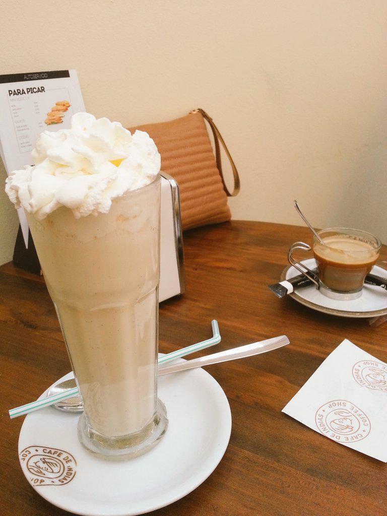 svarodriguez's tweet photo. Un buen cafe con @andreabrrv para empezar la tarde http://t.co/kXH4GO6vTJ