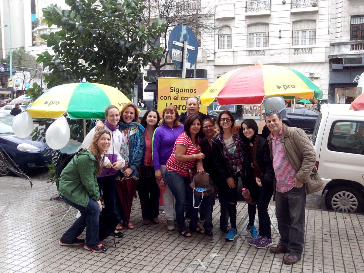 marceiambrich's tweet photo. "@AliciaBesada:Gran #MesaPRO c/militancia y voluntarios @ProCaballito6 @proargentina @edumacchiavelli @GamboaACarlos http://t.co/UXpWgu29QN"