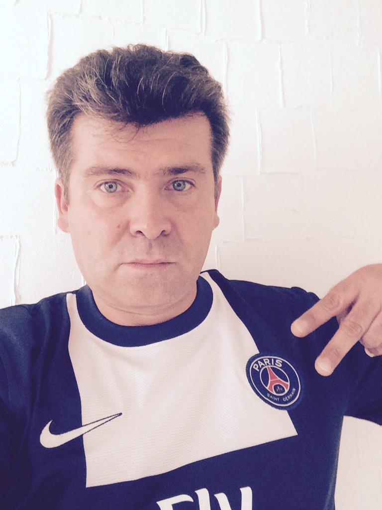 Dom5471's tweet photo. #EiffelSign #TousParis @PSG_inside http://t.co/QaFKHEQf4E