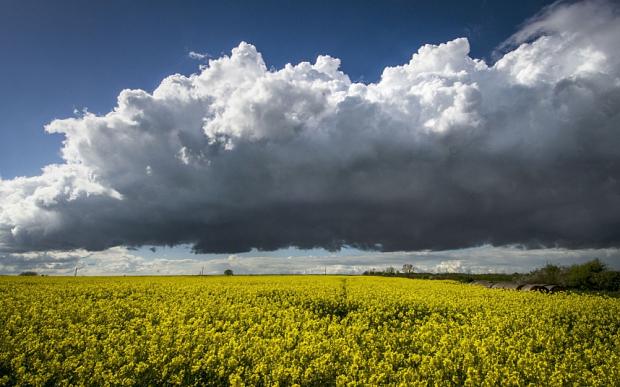 Bank holiday weather: sun set to shine with showers occasionally blighting the long weekend tgr.ph/1Q3aXrU