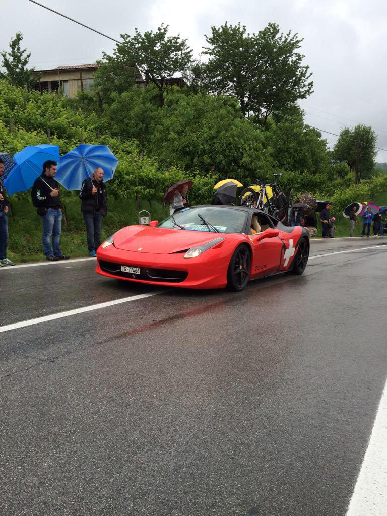 David5Turbo's tweet photo. Espectacular #ferrari ha seguido a @ClemChevrier del equipo @IAM_Cycling http://t.co/06eHkuSrIN