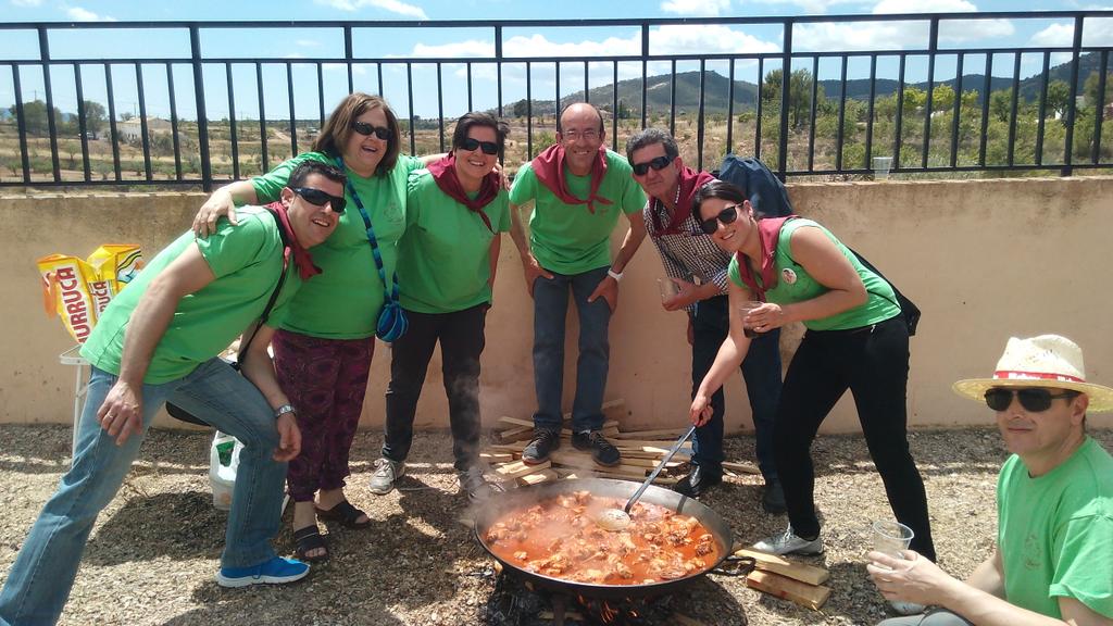 LaAlborga's tweet photo. Convivencia paella y muchas risas de la Peña La Alborga, y las demás peñas de #SanIsidroYecla en Raspay @isidroyecla http://t.co/9i9ccnU1ee