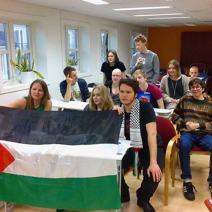 RodUngdom's tweet photo. Deler av #RULS ser på #nrkmgp. Heia 🇳🇴! Samtidig som vi alltid jobber for #FrittPalestina! http://t.co/iC2RNVdBcd