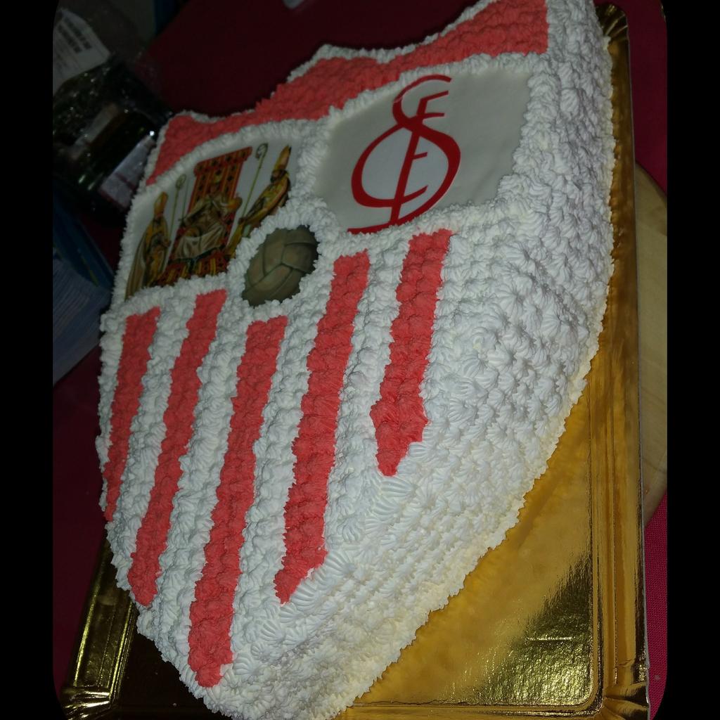 FunnyCakesSEV's tweet photo. Tarta del sevilla en crema! http://t.co/DMofqehzTA