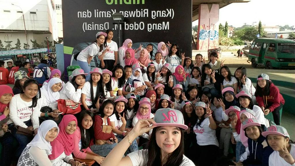 Prillverskubdg_'s tweet photo. Alhamdulillah syukuran &amp; gathering lancar thanks for all @myrauchul @chachashinta @radenrenny @Octhaaviani   ..😉😚 http://t.co/nCum6SD8gH