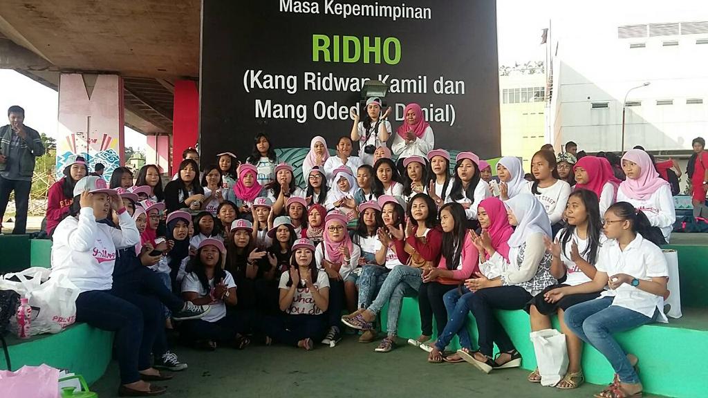 Prillverskubdg_'s tweet photo. Alhamdulillah syukuran &amp; gathering lancar thanks for all @myrauchul @chachashinta @radenrenny @Octhaaviani   ..😉😚 http://t.co/nCum6SD8gH