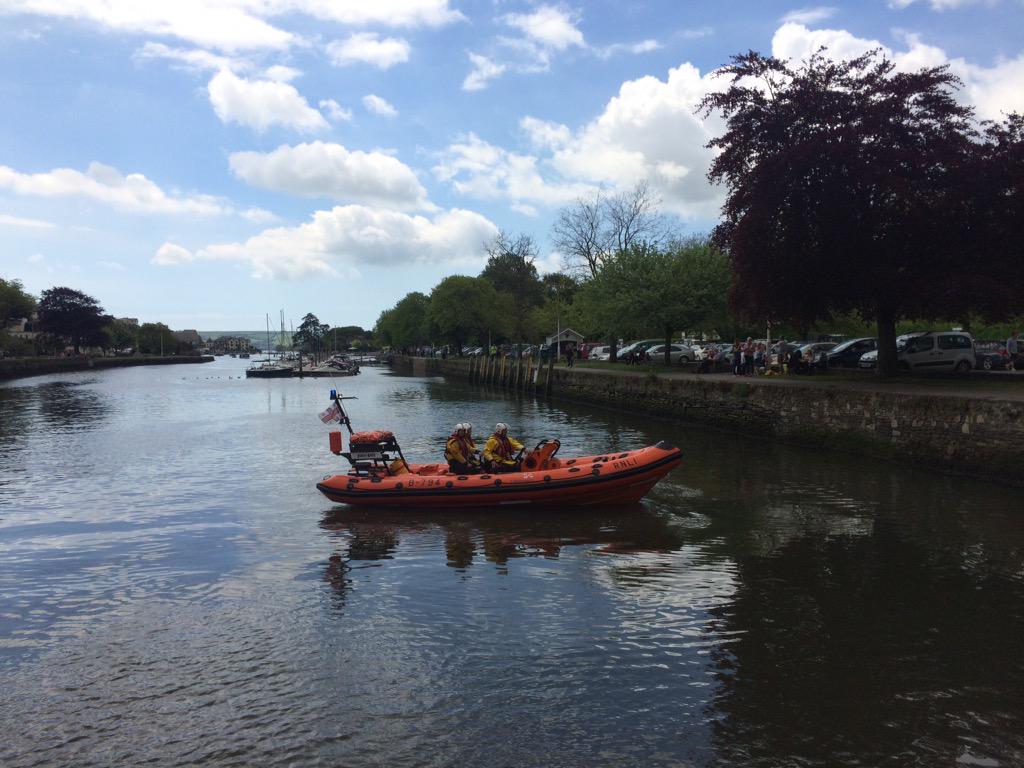 RNLISalcombe's tweet image. 1/2 Returning from @devon999live this morning the ILB crew came across a yacht which had run aground.