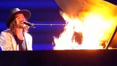 jacktoowell's tweet photo. Adivinad quiénes le han prendido fuego al piano de los de #AUT... #Edurnevision http://t.co/uGEtVn0UpC