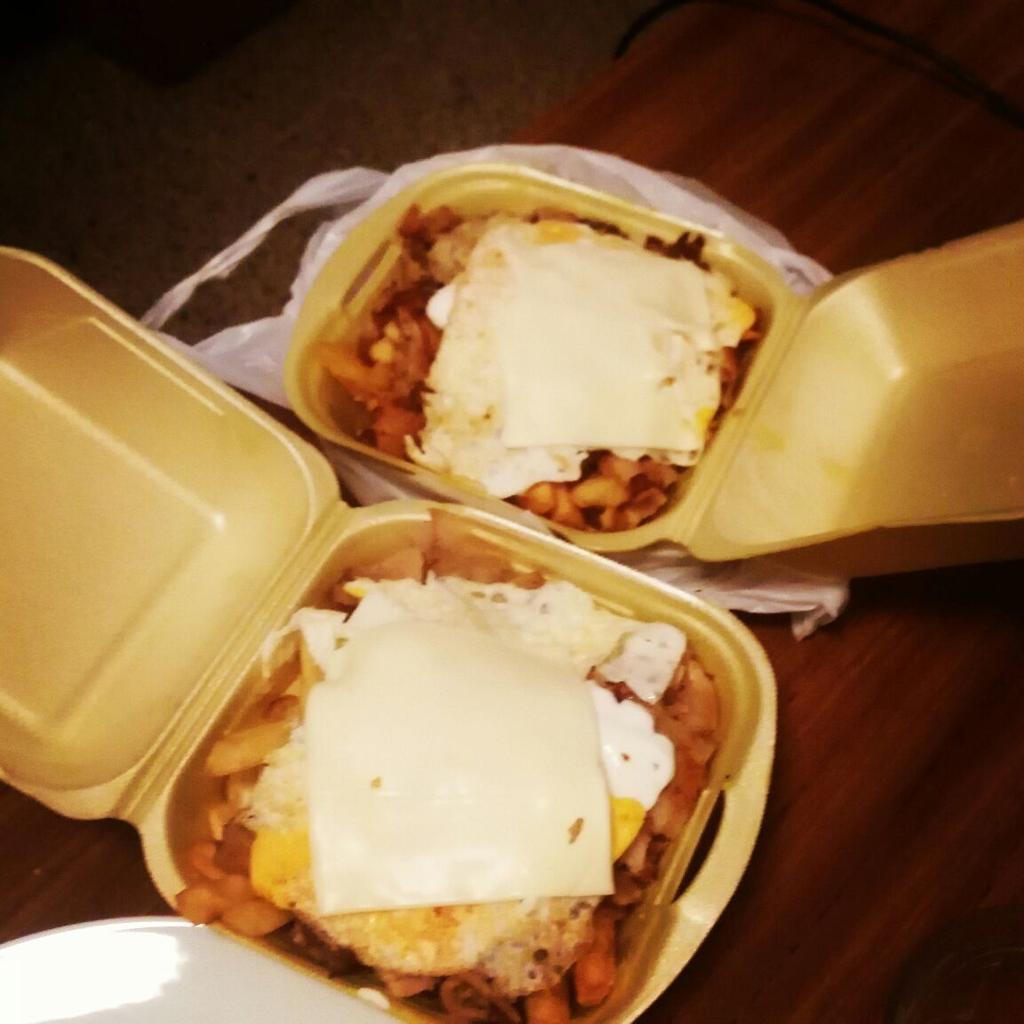 Esther_MC92's tweet photo. Post-resaca de celebracion de tfg! #Edurnevision #kebab #chuches #sofa😍😍 @mmarreina http://t.co/Fs8Z7Cn6KF