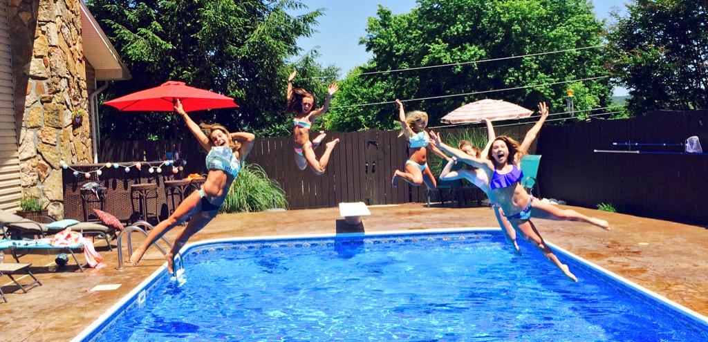Keeelz32's tweet photo. The squad is expanding😎😎☀️ another successful pool day with my pretty friends 💘💙 #twitterlessgriff http://t.co/QP2gmtoTDM