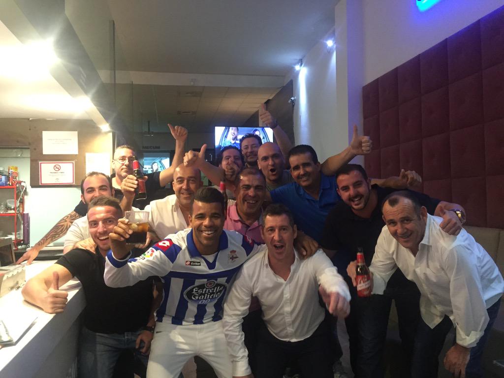 RBodipo23's tweet photo. Señores cn los #tarris y tateros celebrando la permanencia del #depor, aquí to el mundo blanquiazul 💙💙 besos del Sur http://t.co/jdKsmJbBcY