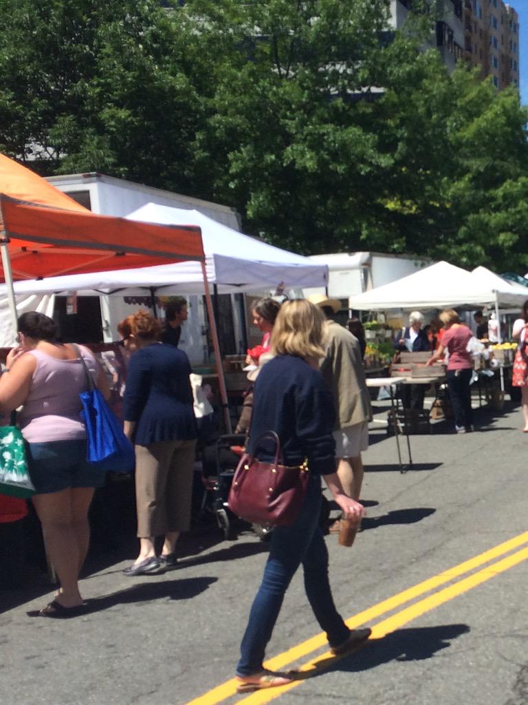 jin_va's tweet photo. The farmers market is packet today. @ThePalatine #BozzutoLocal http://t.co/POcwq16kTt