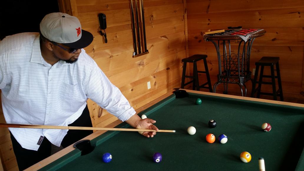 TheChocolateT's tweet photo. Working on my pool game. #billiards #pool #newerafitted #DetroitVsEverybody #style http://t.co/7nr5fbCTbs