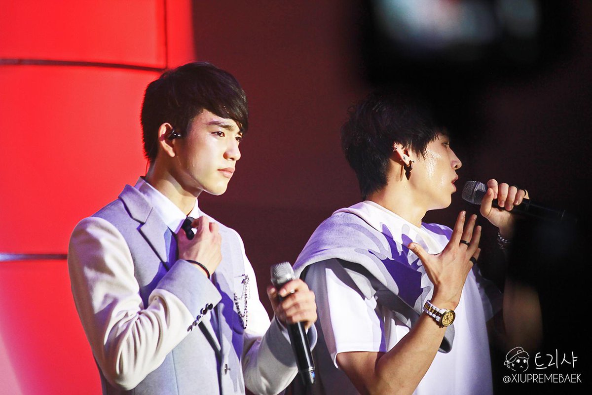 xiupremebaek's tweet photo. 141228 #KCON6 #JJP In celebration of #3YearsOnTimeWithJJProject @jrjyp @Def_soul_JB http://t.co/Er7Ck6kKne http://t.co/sg6rSLMiTn