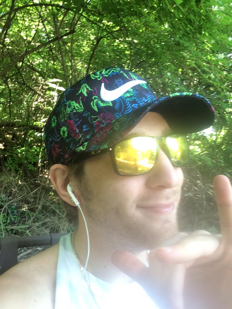 datdudeBARKz's tweet photo. Hang loose brah #420 #everyday #rap #art #workhardplay http://t.co/DdIhyXd3lh