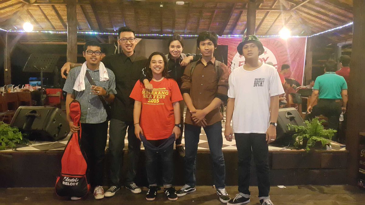 Kami, selalu kompak wlpun Kerep padu ece2nan.. maaf blm komplit, yg lain menyusul. #afteronstage