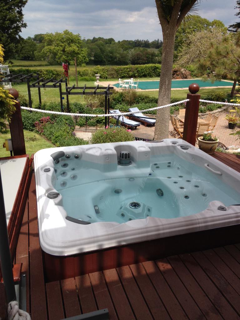 Another happy customer for the #bankholidaysunshine on the #IOW <a href="/ArcticSpasUK/">Arctic Spas UK</a>