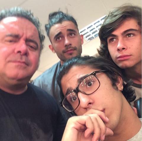 story_zacsmin's tweet photo. Hoje é o dia do self no trabalho !!
#Linndos 😍😍 http://t.co/yMs7ZkkB8t