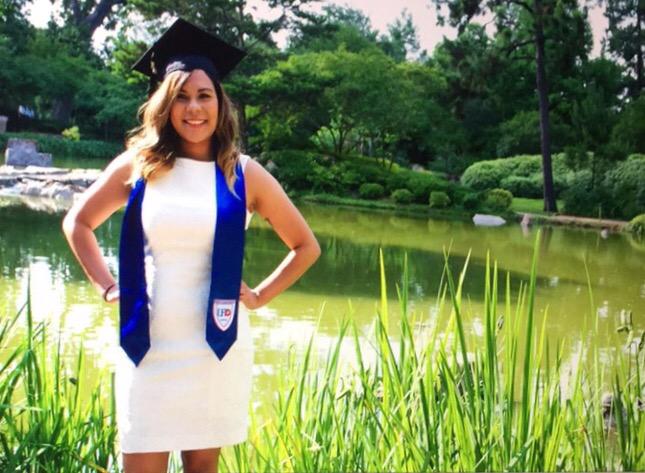 EsaVivvy's tweet photo. That's my sister y'all β€οΈ #UHDGrad2015 #UHDGator http://t.co/5Bt75VIj8C