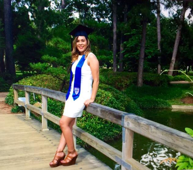 EsaVivvy's tweet photo. That's my sister y'all β€οΈ #UHDGrad2015 #UHDGator http://t.co/5Bt75VIj8C