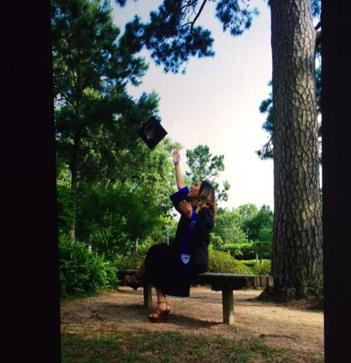 EsaVivvy's tweet photo. That's my sister y'all β€οΈ #UHDGrad2015 #UHDGator http://t.co/5Bt75VIj8C