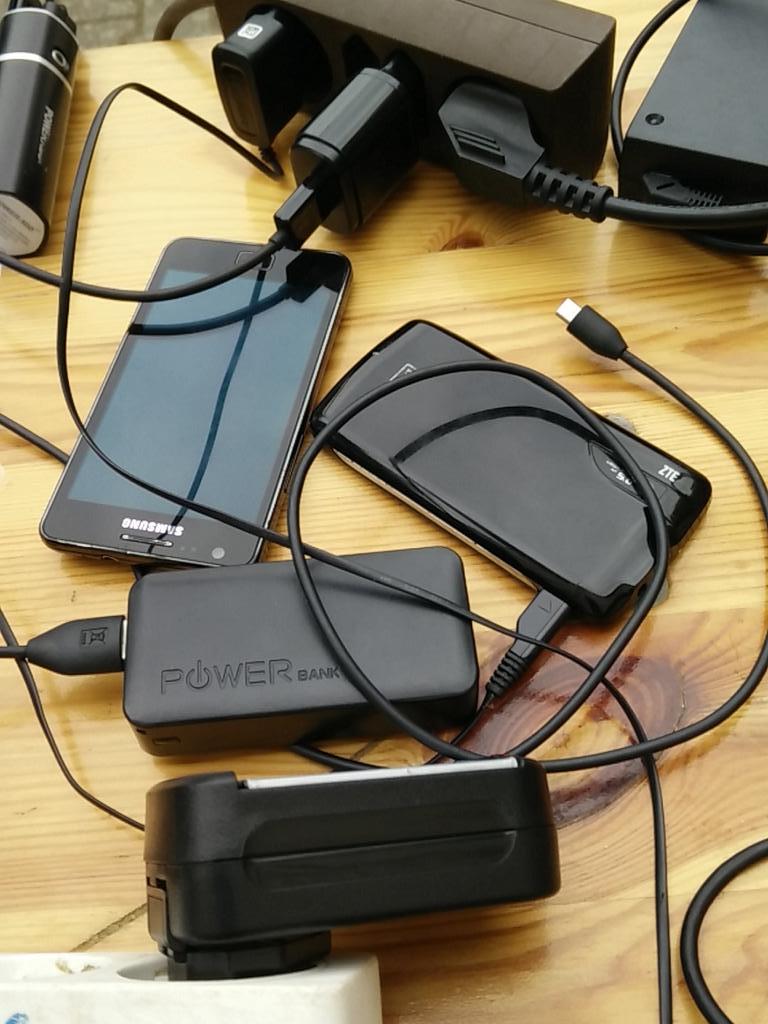 nfjbaden's tweet photo. Handy Ladestation schön und gut, hoffe nur, nach dem Essen holt ihr sie wieder, ich hab nämlich auch Hunger #PC2015 http://t.co/iwCH6iXMA6