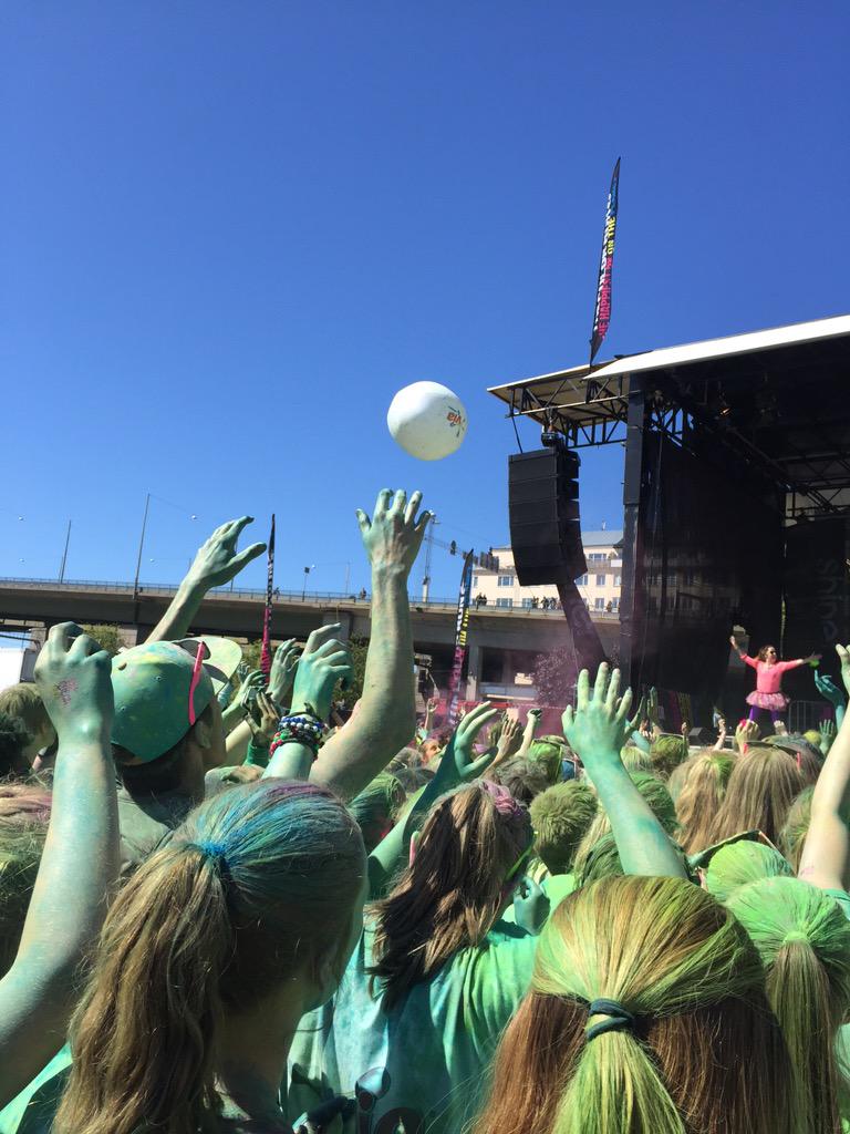 hansson_ebba's tweet photo. De roligaste 5km jag någonsin sprungit🎨🏃 #tcrse #colorrun2015 http://t.co/wmd5blPJWw