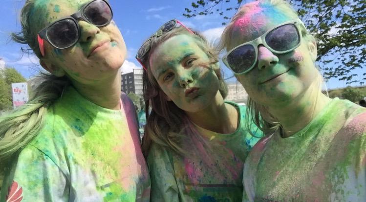 hansson_ebba's tweet photo. De roligaste 5km jag någonsin sprungit🎨🏃 #tcrse #colorrun2015 http://t.co/wmd5blPJWw
