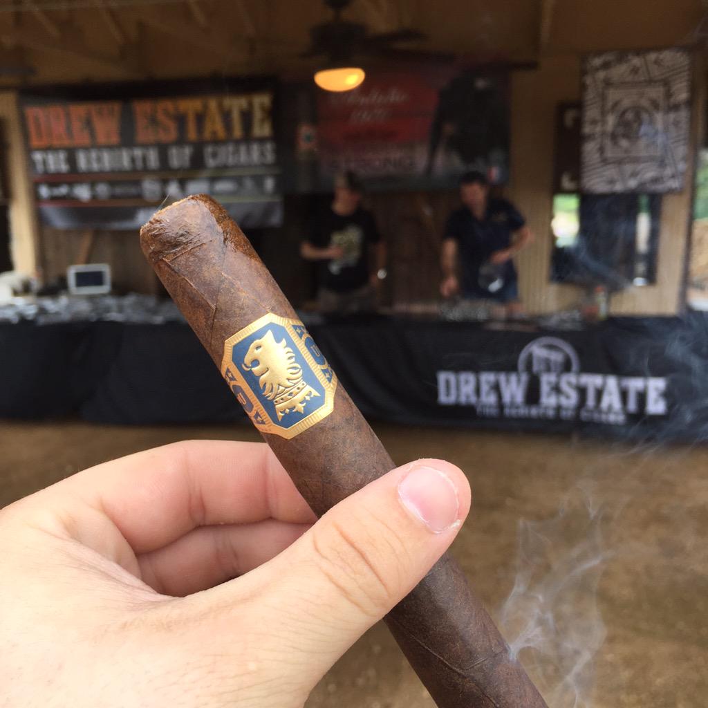drewestatecigar's tweet photo. #CATSFEST3 with an #Undercrown to start the day! #de4L #drewdiplomat http://t.co/JC2GmdRIUX