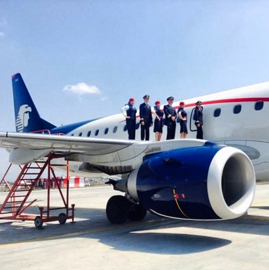 clubdepilotosmx's tweet photo. #SábadoDeFoto tripulación de #AeromexicoConnect posa para una foto especial. Foto de @flycentermexico http://t.co/6FdUJX5SMV