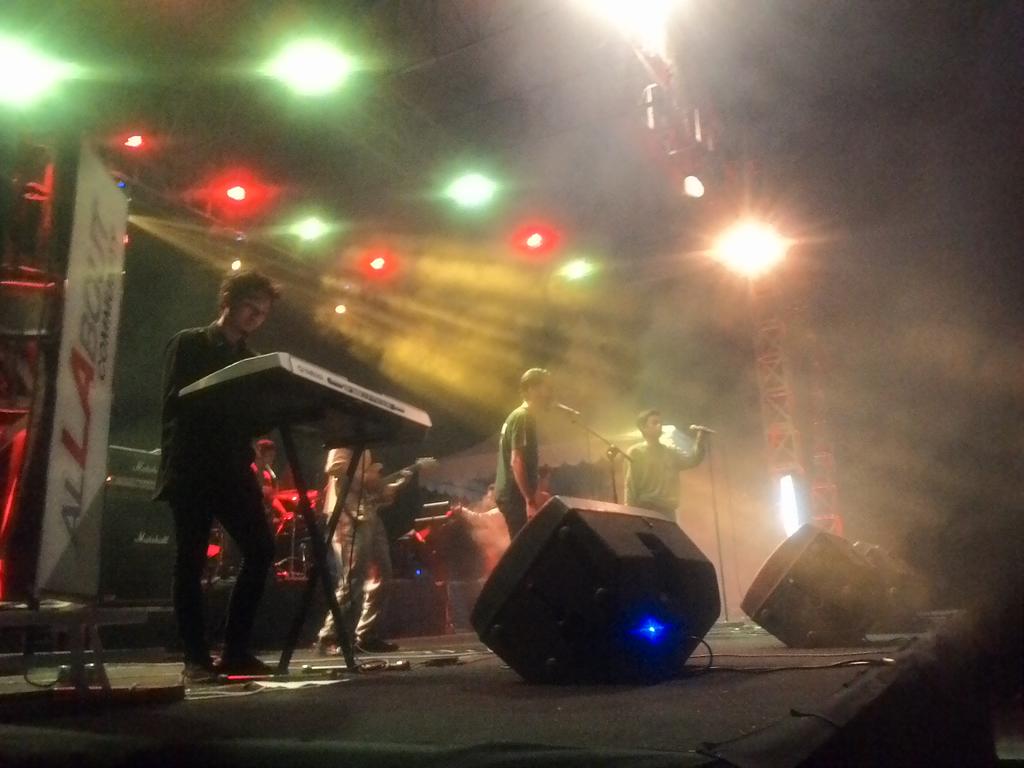 Sebelum penutupan oleh <a href="/anorma_official/">Anorma Metal</a> , <a href="/unclebobband/">UncleBob Reggae</a> lebih dulu menghibur Hellypad.