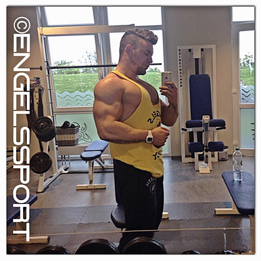 ENGELSPORT's tweet photo. There are many but no one like me 💪😎#gains #hero #everybodyisahero #fitnesslifestyle http://t.co/vPR5ikkorJ