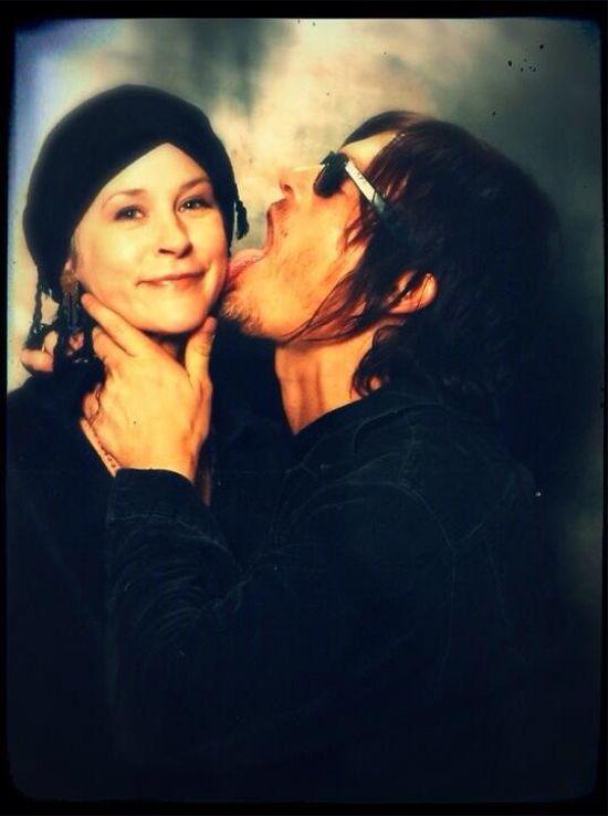 Hoy es el cumpleaños de Melissa McBride y me apetece fangirleo así que.. Happy birthday  . Amo esa foto. 