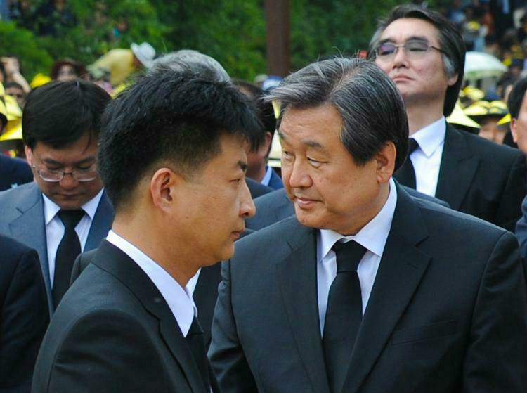 Davan_Khan's tweet photo. <한걸레> "김무성 ‘임을 위한 행진곡’도 불렀는데…봉하마을서 노건호씨한테 비판, 물세례 봉변"? 내 눈을 의심했다 조중동 논조, 한겨레 이 걸레같은 기레기 새끼들!http://t.co/R7QDVl764u … http://t.co/eLAEk7RK35