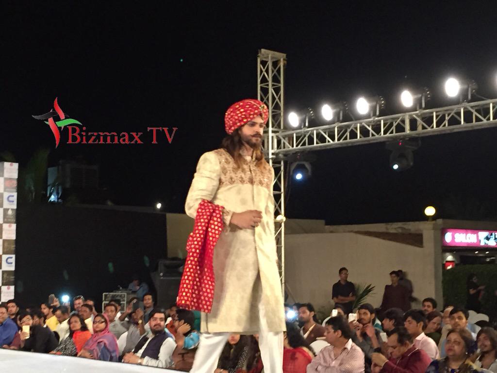 bizmaxtv's tweet photo. #stylerunway #FashionDayOut #fashion #Karachi #blogger #karachiblogger #BizmaXTv #redcarpet http://t.co/OIYG1OBb9R