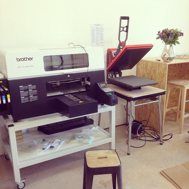 draftateliers's tweet photo. Let´s make some new Stuff!! #draftateliers #imprimante #textile #numerique #presse #production #print #tshirt #tote… http://t.co/oaqIKSvZYV