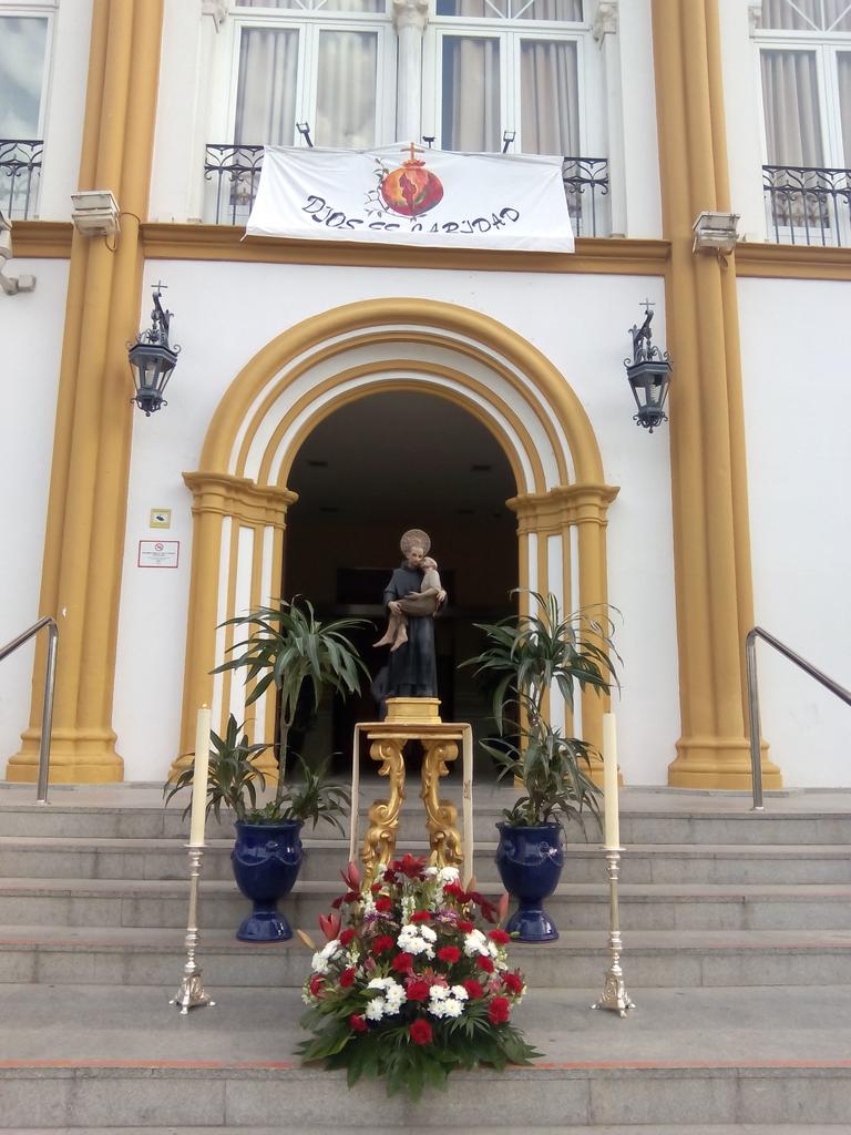 Nervion_aldia's tweet photo. Un altar espera a las puertas del Hospital de San Juan de Dios la @CruzDeMayoSJV del Colegio Sta. Joaquina de Vedruna http://t.co/ttcbJqK4vW