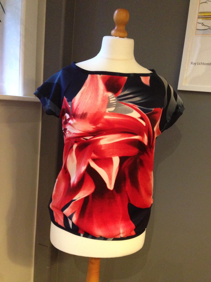 Delph1nium's tweet photo. Gorgeous Navy and Red Contrast Top http://t.co/GVNH75cAB8 http://t.co/GRKb7Ktw68