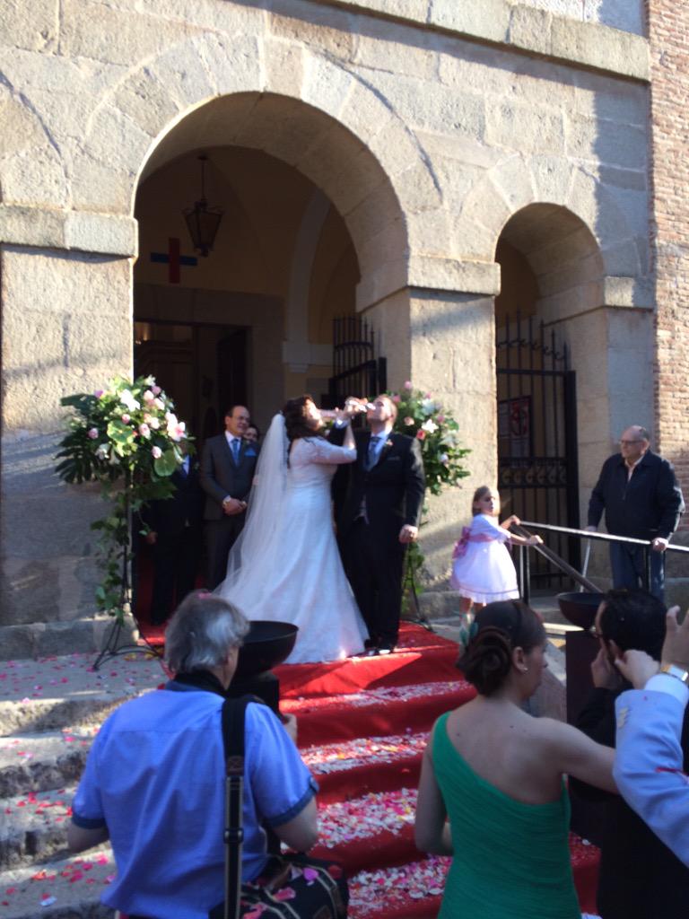 IvanGilabertt's tweet photo. Que grande es esto del amor. Enhorabuena @davidsmigallon @Srtaa_Lopez http://t.co/dB2fRKEoI8