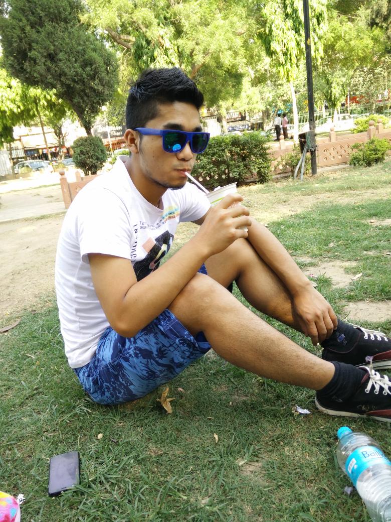 MangsonMarch's tweet photo. Hanging around wit ma frenz http://t.co/ATDR3h9RSW