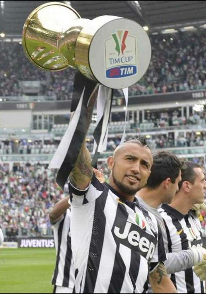 kingarturo23's tweet photo. I campioni dell' Italia siamo noi!!!  Juuuve storia di un grande amooooore...bianco che abbraccia illll neeeeroooo... http://t.co/4oafLdfGLt
