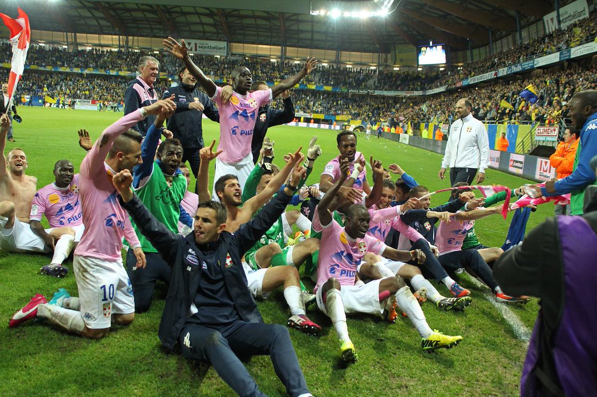 WinamaxSport's tweet photo. Alors qu’Évian, 18e, fête son maintien. Euh, les gars, la réforme de la LFP ne s’applique que l’an prochain… #SMCETG http://t.co/GpRvdJb6O7